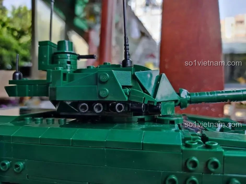 Chi tiết các khối giáp và cảm biến trên tháp pháo của mô hình Sluban M38-B0850, cho thấy kỹ thuật lắp ráp phức tạp.