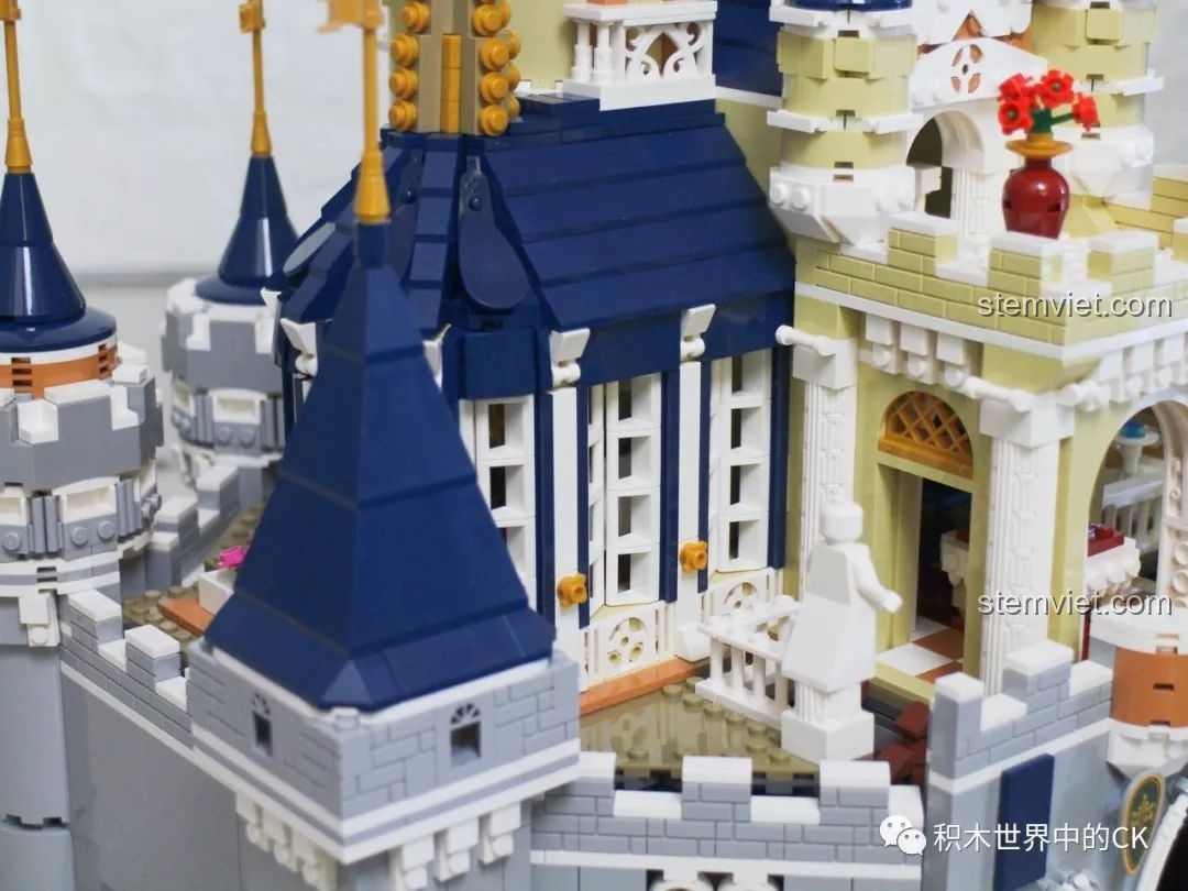 Chi tiết các tòa tháp phụ với kiến trúc độc đáo của mô hình Lâu đài Disney Mould King 13132.