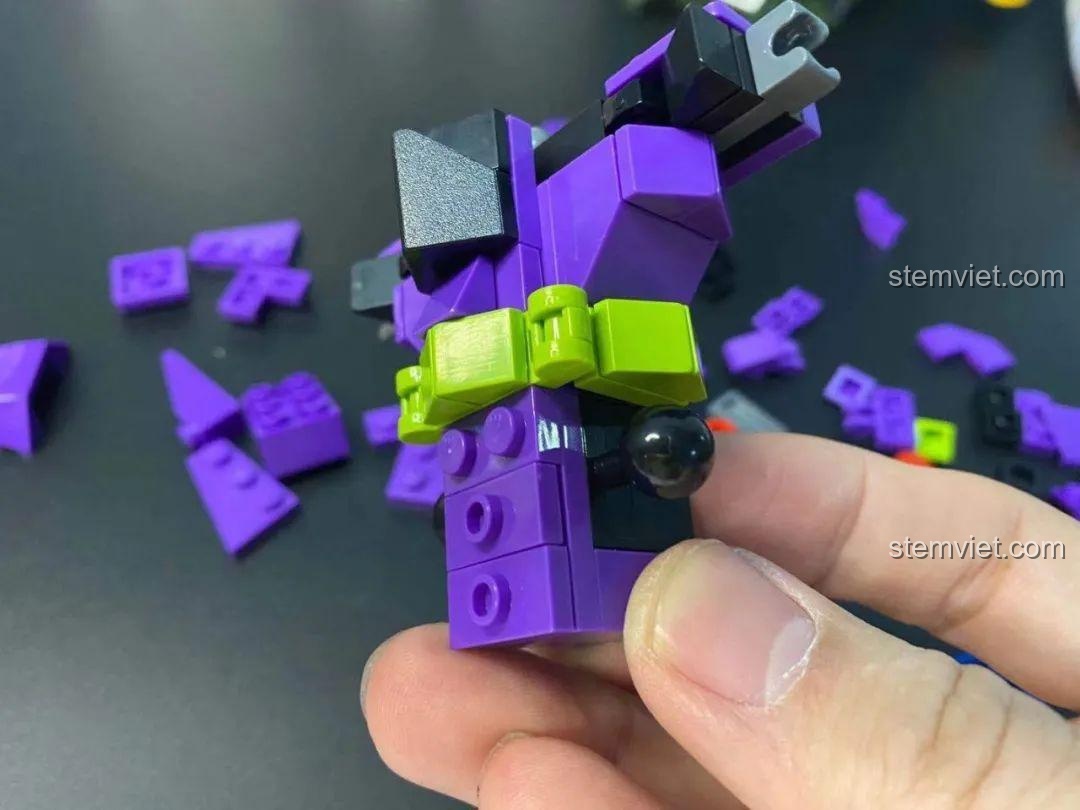 Chi tiết phần thắt lưng màu xanh lá của robot Evangelion Keeppley K20302 đang được lắp ráp.