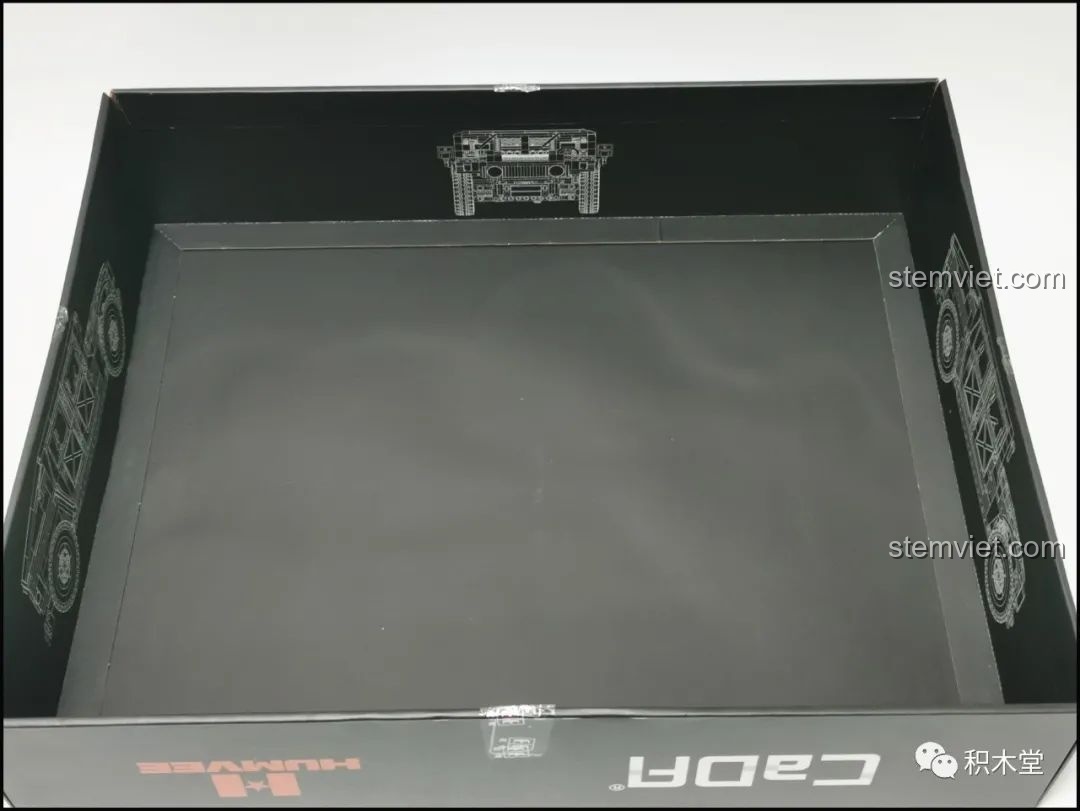 Bên trong nắp hộp chính của bộ CaDA C61027 được in các góc nhìn khác nhau của xe Humvee, tăng thêm giá trị sưu tầm.