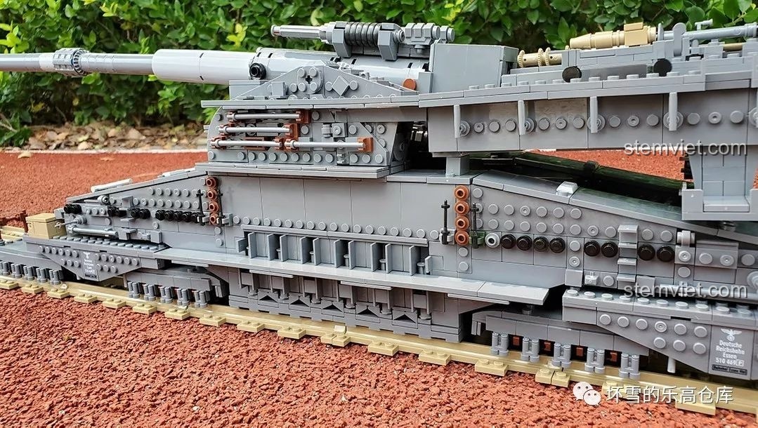 Cận cảnh chi tiết thiết kế phần thân của mô hình Pháo Xe Lửa Dora 800mm Đức KAZI KY10005.