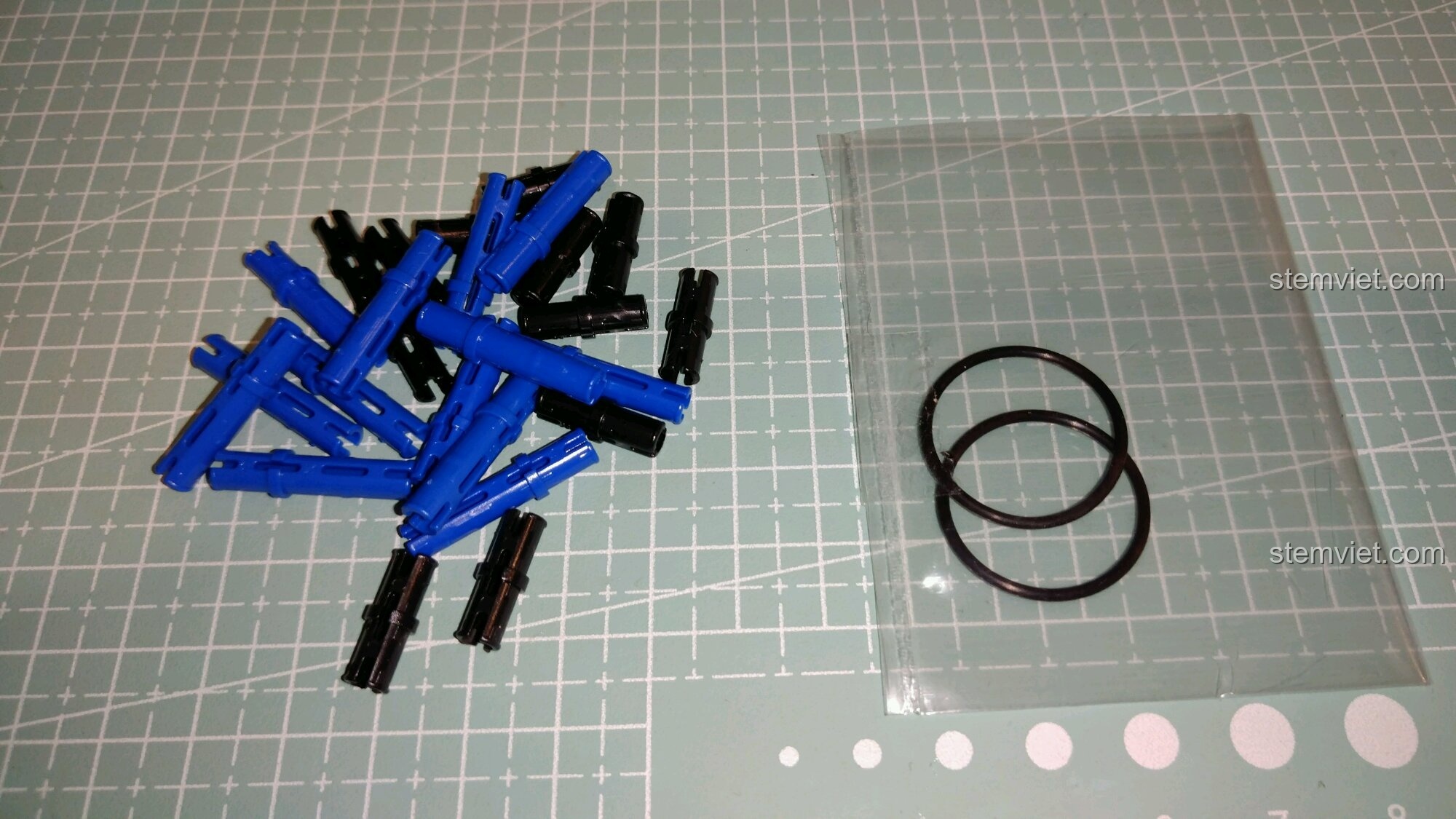 Các chi tiết thừa và dây chun đi kèm của đồ chơi mô hình Súng tiểu liên MP5 CaDA giá bình dân.