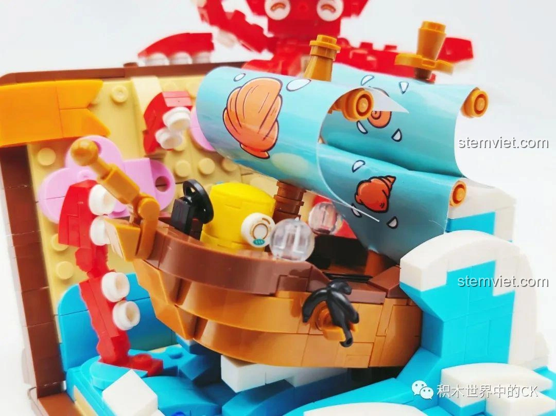 Chi tiết thuyền buồm của bộ đồ chơi Sách kỳ ảo KUYU MOXING KY7069, với cánh buồm in hình vỏ sò, neo thuyền và bánh lái, rất sống động.