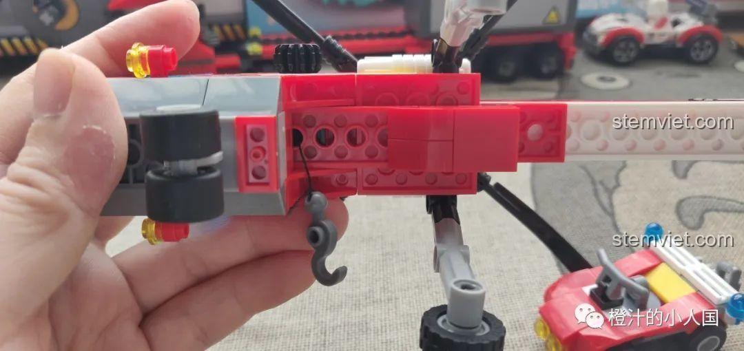 Chi tiết hệ thống tời và móc cẩu của bộ lắp ráp CAYI 2603, một điểm yếu về khả năng chơi.