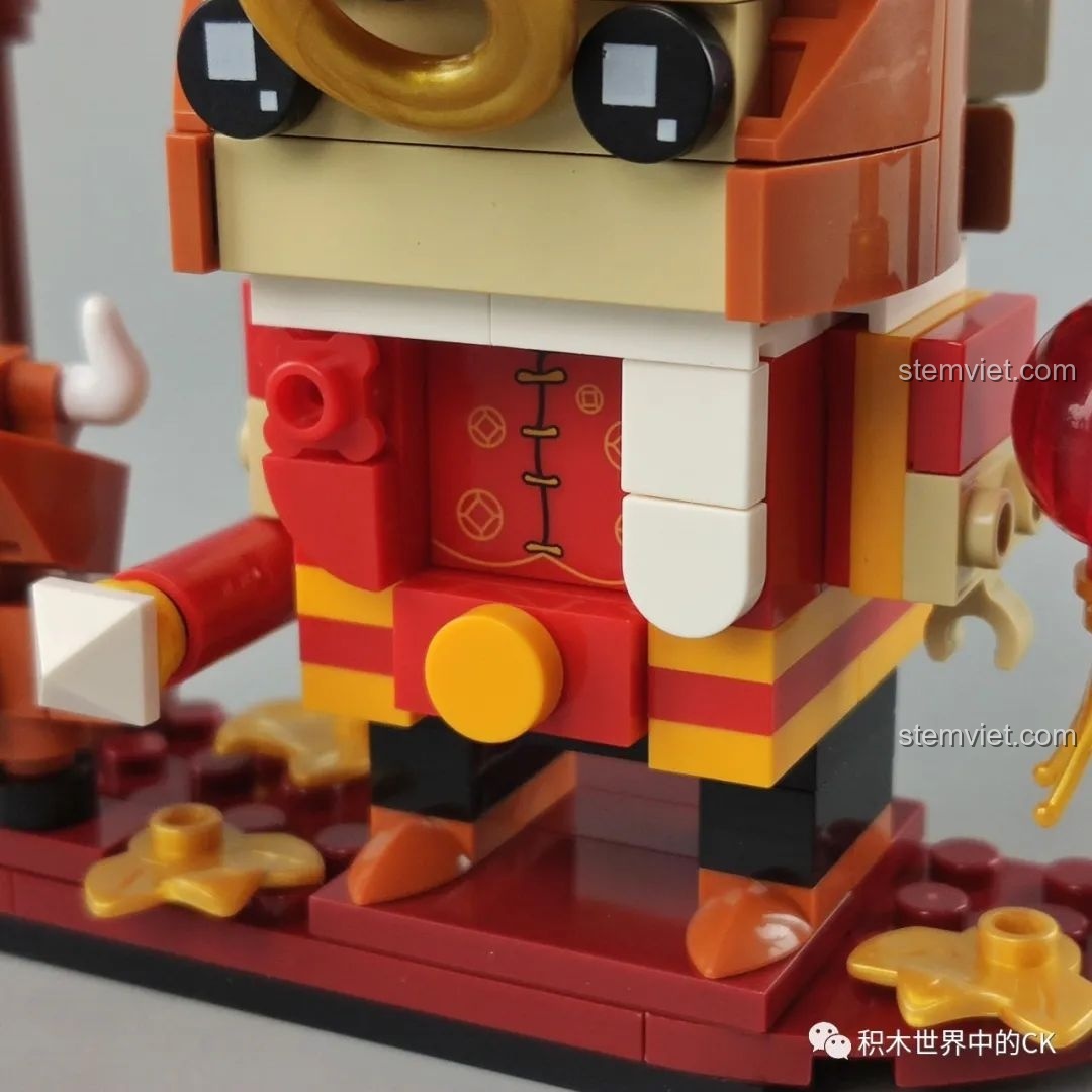 Chi tiết trang phục và phần chân của mô hình chú bò Pantasy 99002, thể hiện độ khít của mảnh ghép.