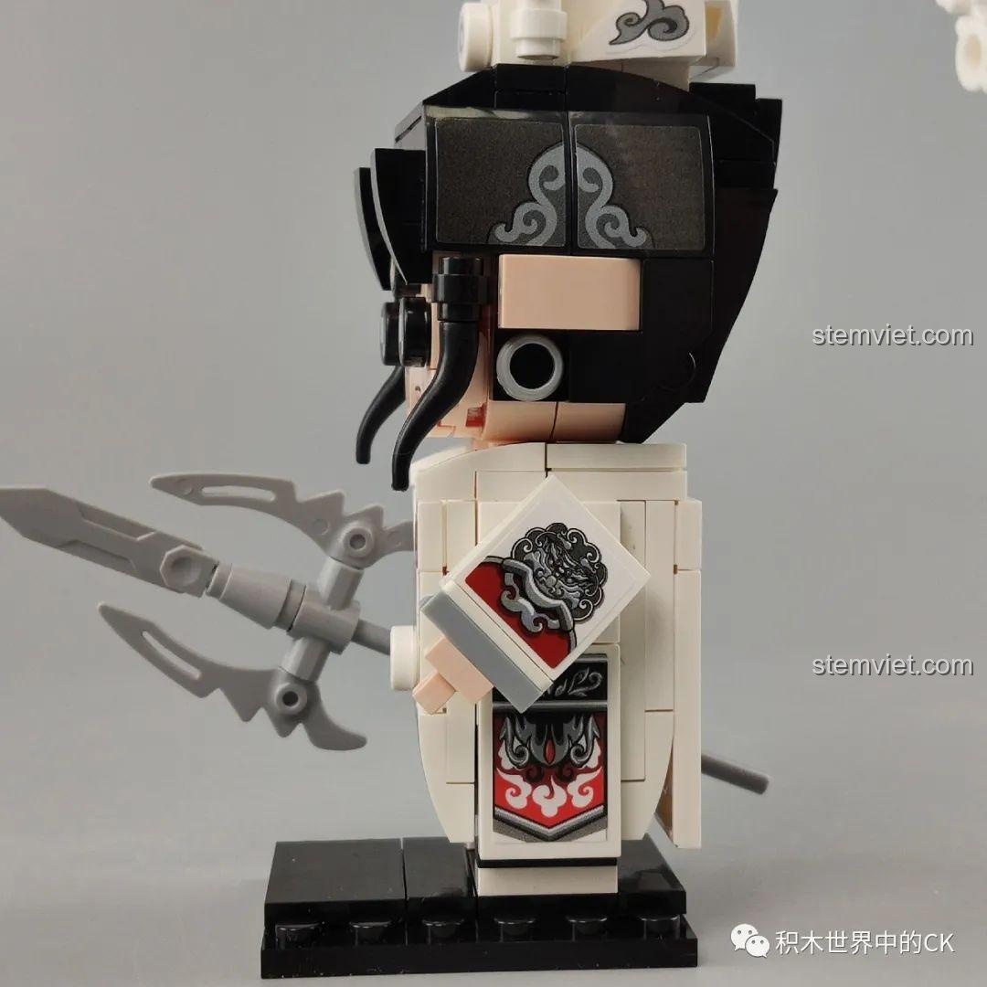 Chi tiết trang phục và vũ khí của mô hình Khương Tử Nha Zhegao QL2304, với các họa tiết vàng.