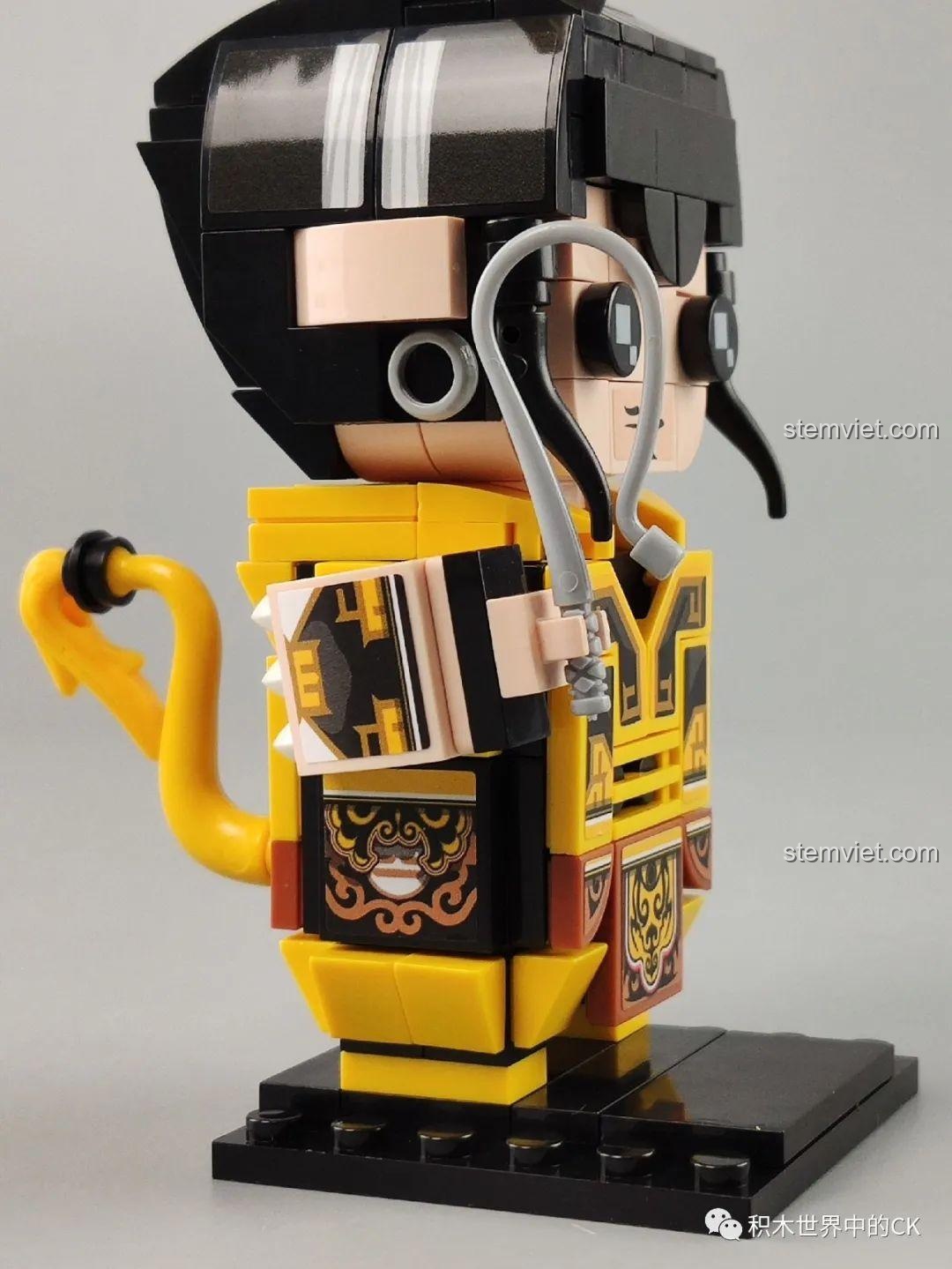 Chi tiết trang phục và vũ khí của mô hình Thân Công Báo Zhegao QL2303, với các họa tiết rồng.