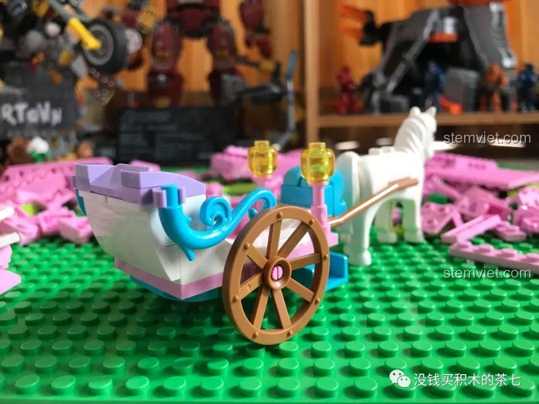 Góc nhìn chi tiết về phần trang trí của cỗ xe ngựa trong bộ Lâu Đài Hoàng Gia 604003.