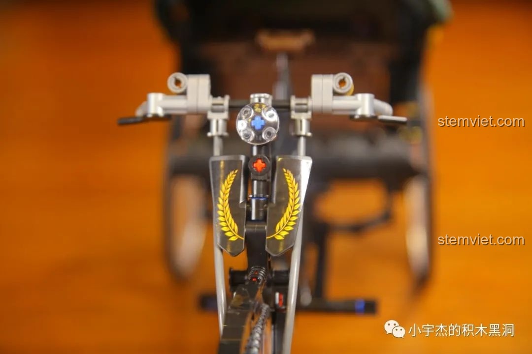 Cận cảnh chi tiết trang trí ở đầu xe của mô hình AchKo 50015 với sticker vòng nguyệt quế.