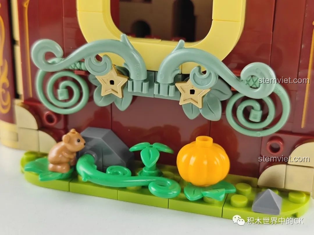 Cận cảnh chi tiết trang trí phía trước bộ đồ chơi mô hình Sách Cổ Tích Lọ Lem 506174, bao gồm bí ngô, sóc và hoa văn.