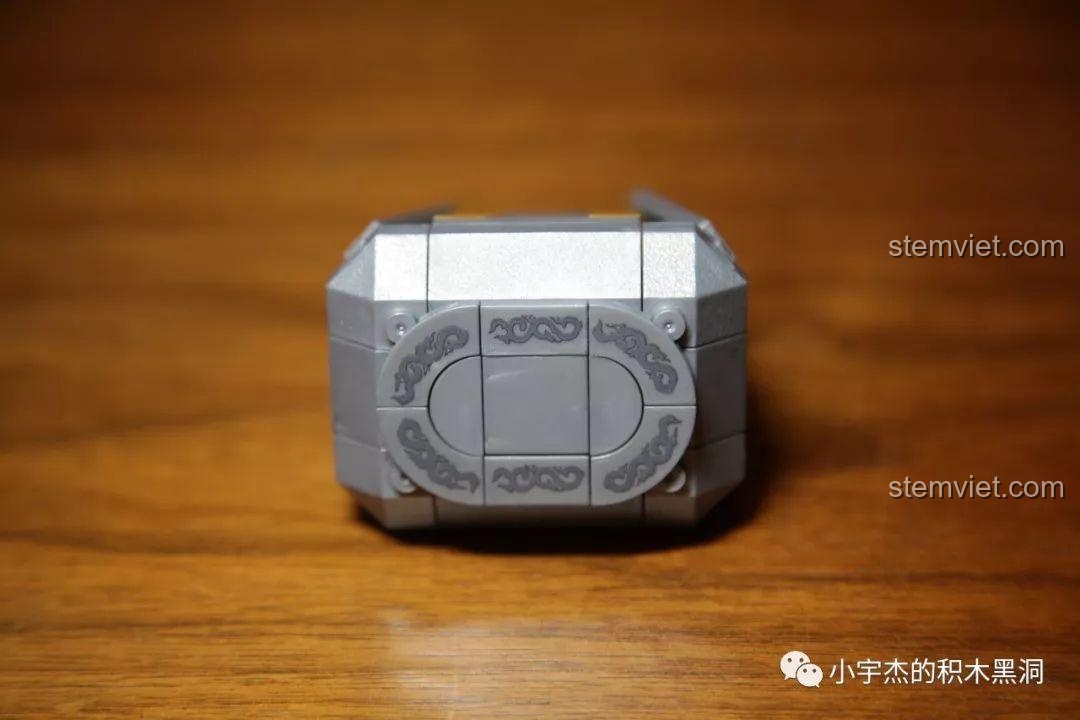 Chi tiết trang trí được in sẵn trên đầu búa của mô hình Rìu Bão Tố Stormbreaker SY1399.