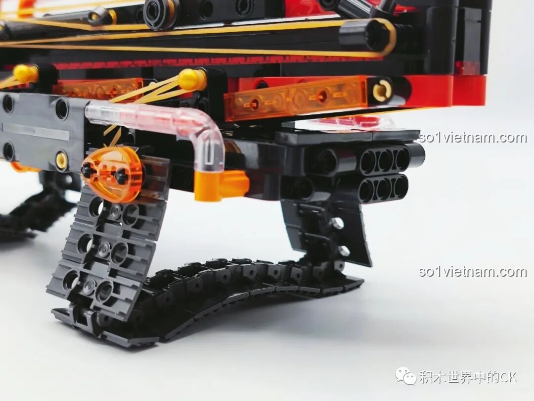 Cận cảnh các chi tiết trang trí trong suốt trên mô hình Lưỡi lê nhiệt JIESTAR 58005, tạo hiệu ứng đẹp mắt.