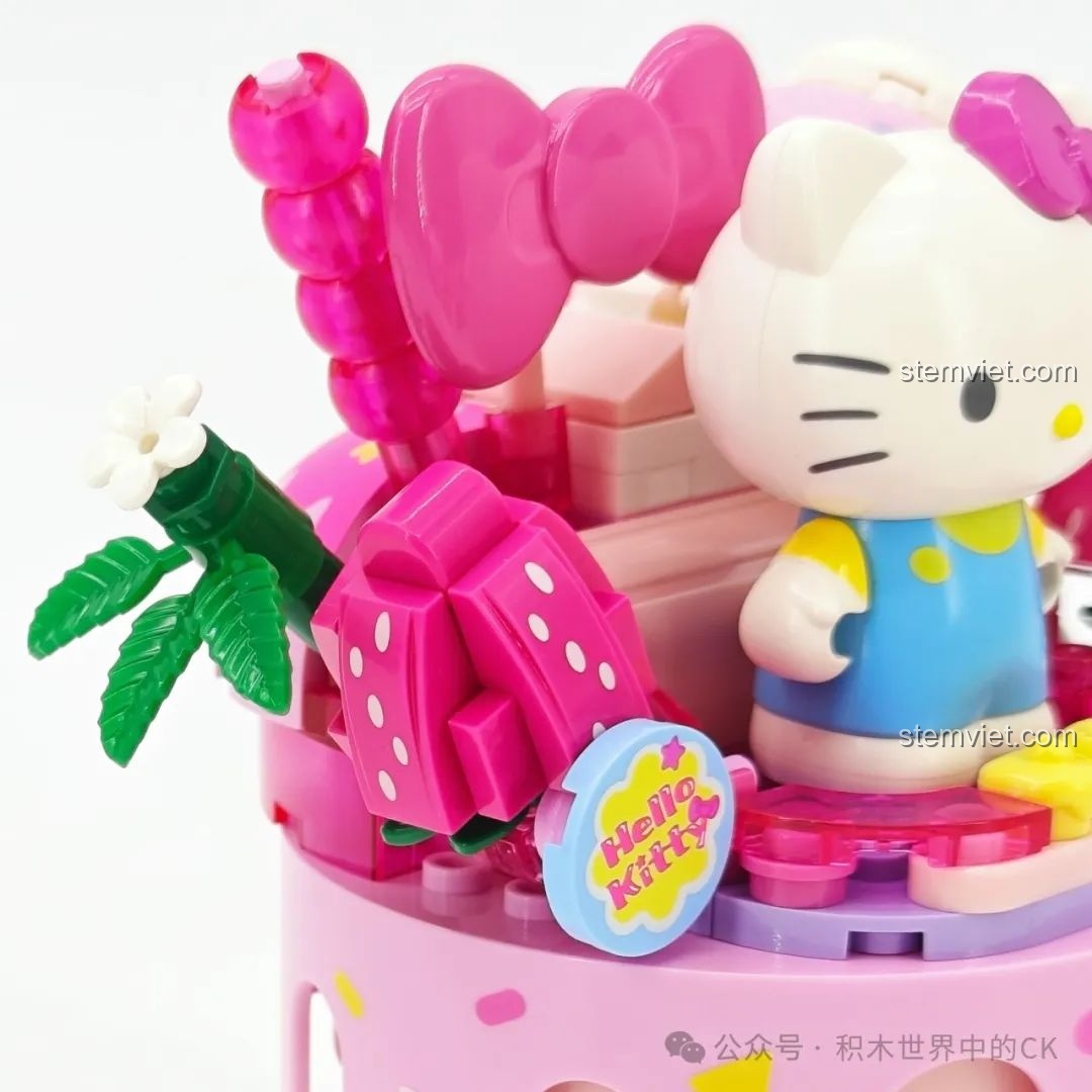 Chi tiết trang trí của mô hình Hello Kitty, bao gồm các mảnh ghép hình dâu tây, nơ và logo Hello Kitty.