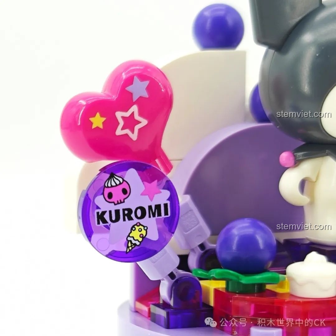 Chi tiết trang trí của mô hình Kuromi, bao gồm các mảnh ghép hình kẹo mút trái tim và logo Kuromi.