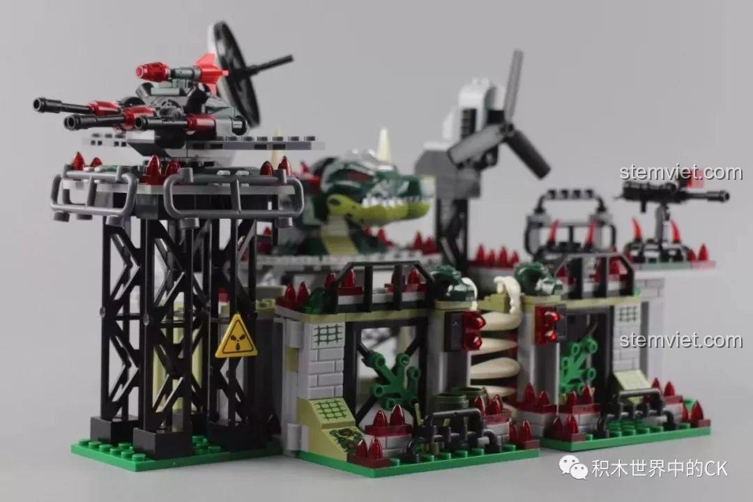 Cận cảnh các chi tiết trang trí màu đỏ trong suốt trên tường thành của Căn cứ cá sấu Winner 5063.