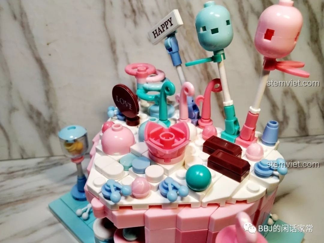 Cận cảnh các chi tiết trang trí trên nóc mô hình Tiệm Bánh Kem Sluban B0705H như kẹo, hoa.