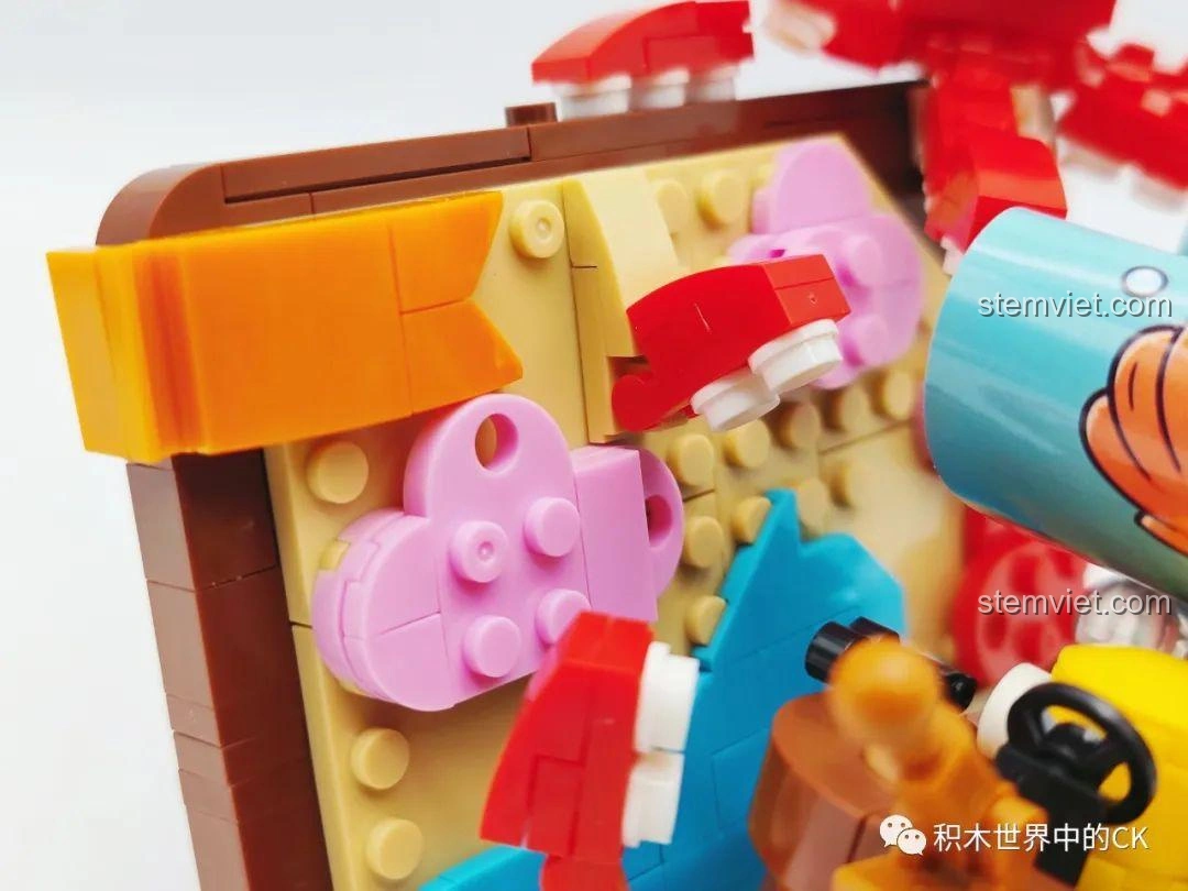 Các chi tiết trang trí bên trong 'cuốn sách' của bộ đồ chơi Sách kỳ ảo cho bé 6+ KY7069, tạo điểm nhấn màu sắc và hình khối độc đáo.