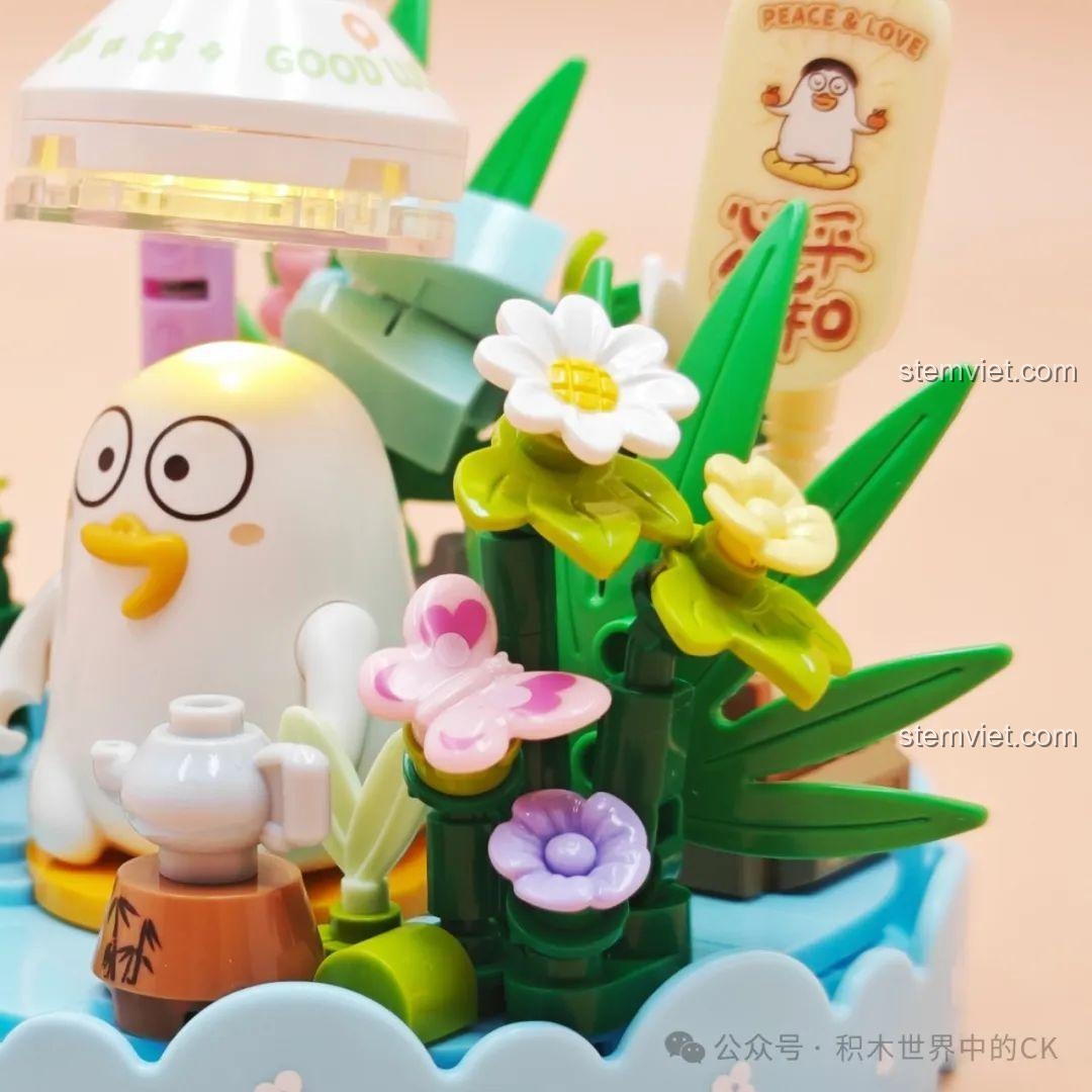 Chi tiết ấm trà, bướm và hoa trong bộ lắp ráp SEMBO 612026. Đồ chơi lắp ráp SEMBO cho bé gái 6 tuổi.