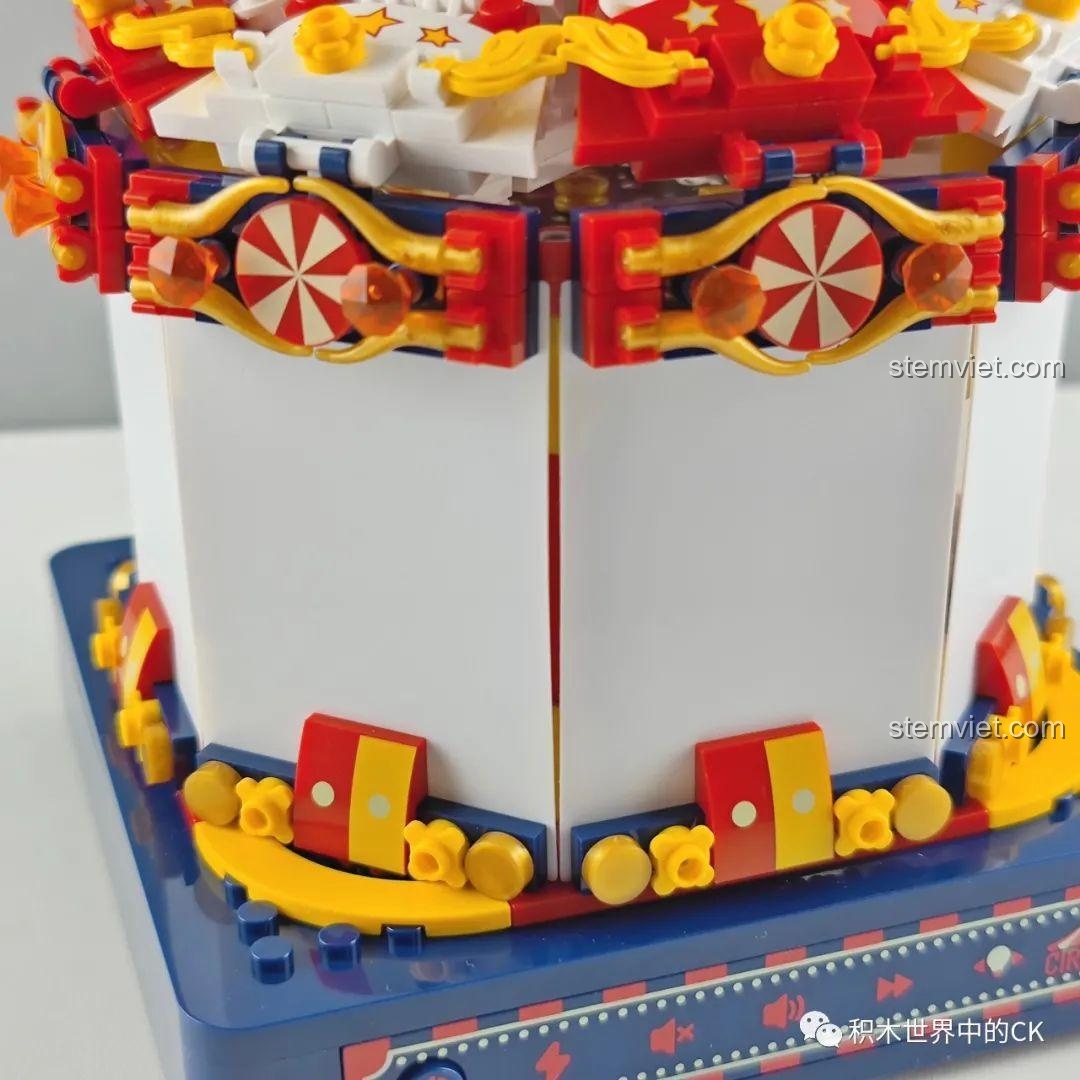 Chi tiết các mảnh ghép trang trí ở phần thân dưới của Hộp nhạc thông minh Công viên giải trí ánh sao JAKI JK1366, tạo điểm nhấn màu sắc. Trải nghiệm JAKI JK1366 Mô hình hộp nhạc tinh tú.