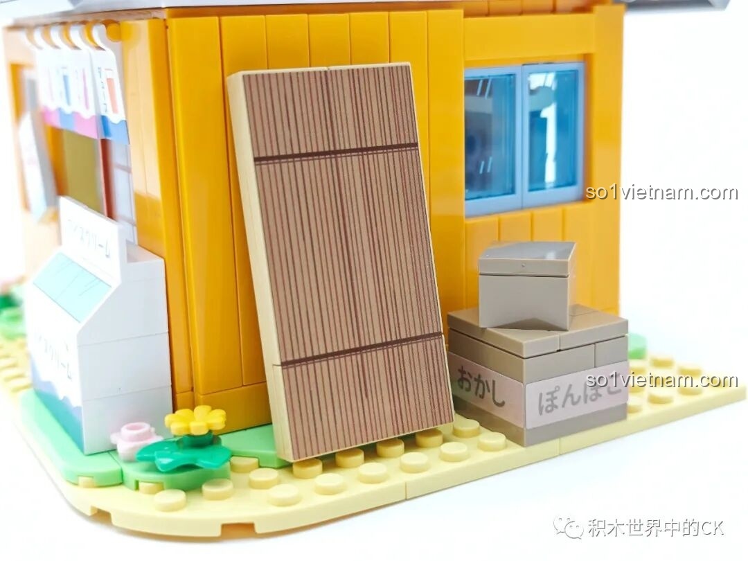 Cận cảnh các chi tiết trang trí bên hông Tiệm đồ ngọt Maruko, bao gồm vách gỗ và các thùng hàng.