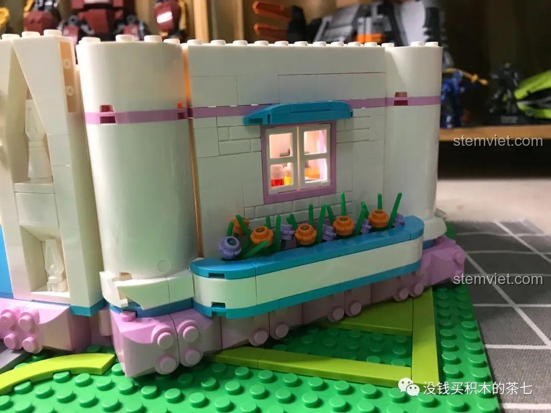 Các chi tiết trang trí uốn lượn màu hồng và xanh được gắn lên tường của Lâu Đài Phép Thuật.