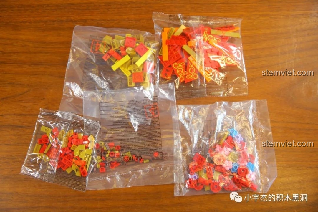 Các túi chi tiết cho bước lắp ráp cuối cùng của bộ WOMA C.9122, bao gồm các mảnh trang trí nhiều màu sắc.