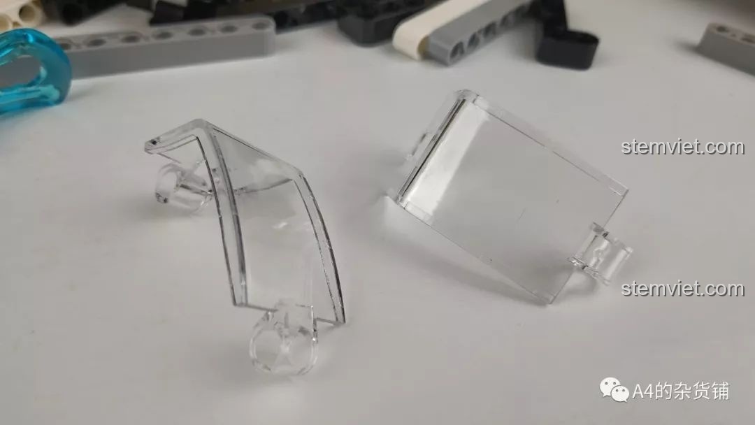 Các chi tiết kính chắn gió và đèn pha trong suốt của bộ lắp ráp CaDA C61016.