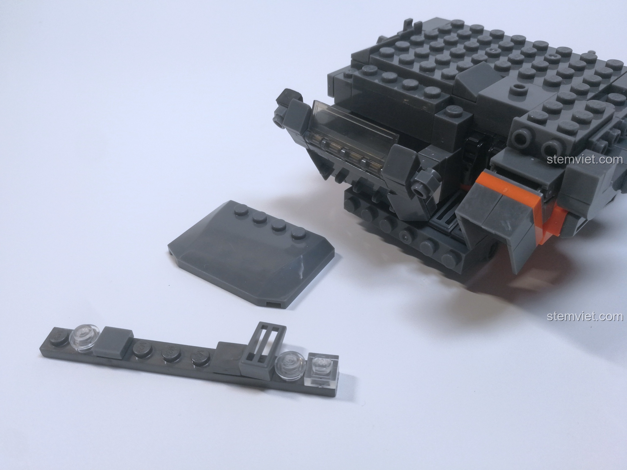 Các chi tiết trong suốt như kính và đèn của bộ đồ chơi lắp ráp Xe Tải Vận Chuyển Lưu Động Địa Cầu.