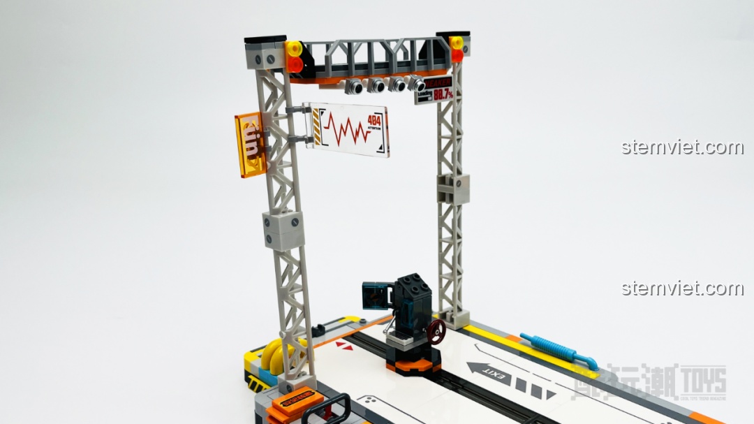 Cận cảnh các chi tiết trong suốt được in họa tiết sóng âm và đèn chiếu trên giàn cẩu của bộ AREA-X AX0030.