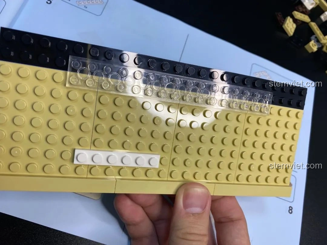 Lắp ráp các chi tiết trong suốt của bộ đồ chơi Pantasy 61008 Tivi Cổ Điển.