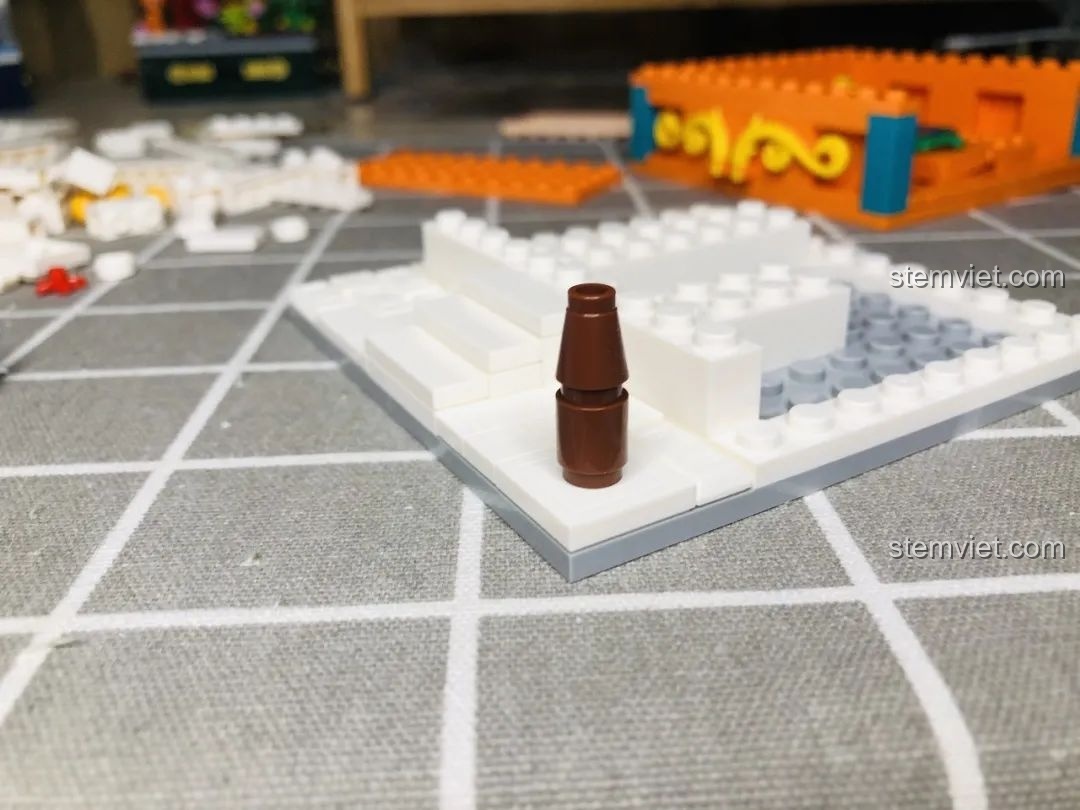 Chi tiết hình trụ màu nâu được thêm vào phần kiến trúc của Wekki 506004 Cảnh Thu.