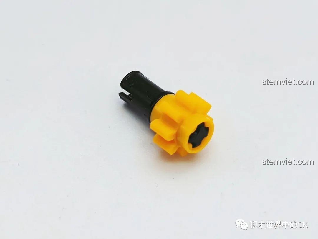 Một chi tiết trục Technic màu vàng và đen trong bộ lắp ráp Cỗ máy xây dựng SANY STC120T5.