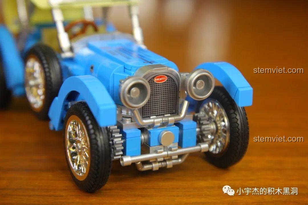 Chi tiết hệ thống treo và trục trước của mô hình Xe hơi cổ điển Pháp Bugatti T38A, các chi tiết mạ bạc sáng bóng.