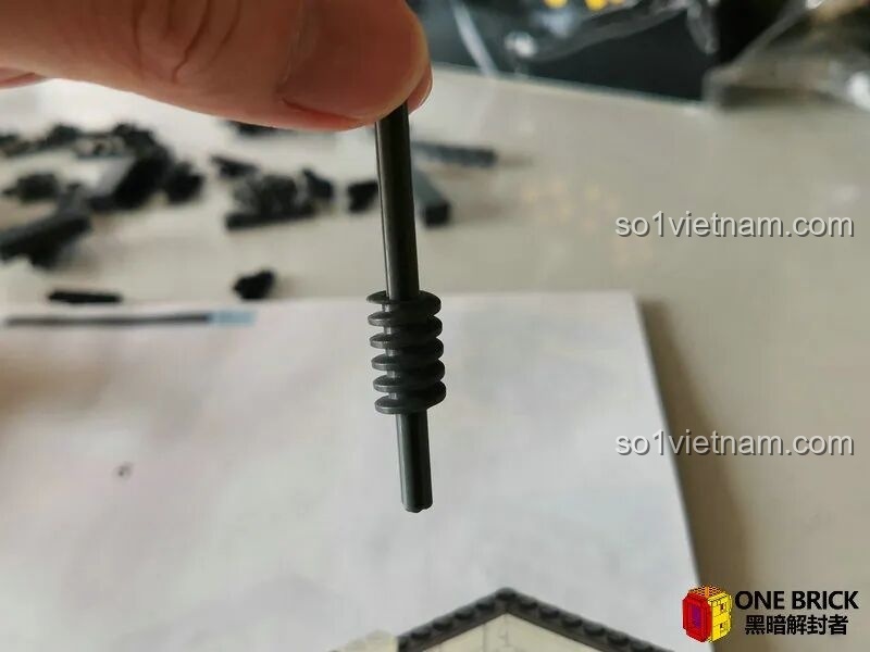 Chi tiết trục vít dài 2 đơn vị trong bộ Sluban M38B0851, được thiết kế để khớp chặt vào trục, không bị trượt khi vận hành.