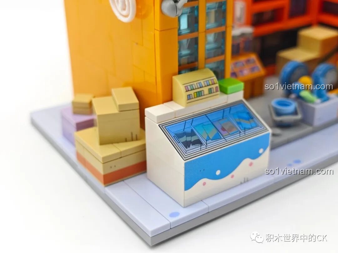 Cận cảnh chi tiết tủ kem và các thùng hàng bên ngoài Tiệm Tạp Hóa Maruko, được trang trí bằng sticker sinh động.