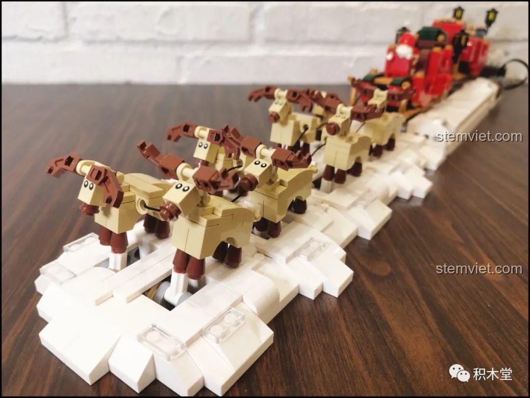 Cận cảnh chi tiết của những chú tuần lộc trong bộ lắp ráp, với đôi mắt được in và sừng được tạo hình độc đáo.