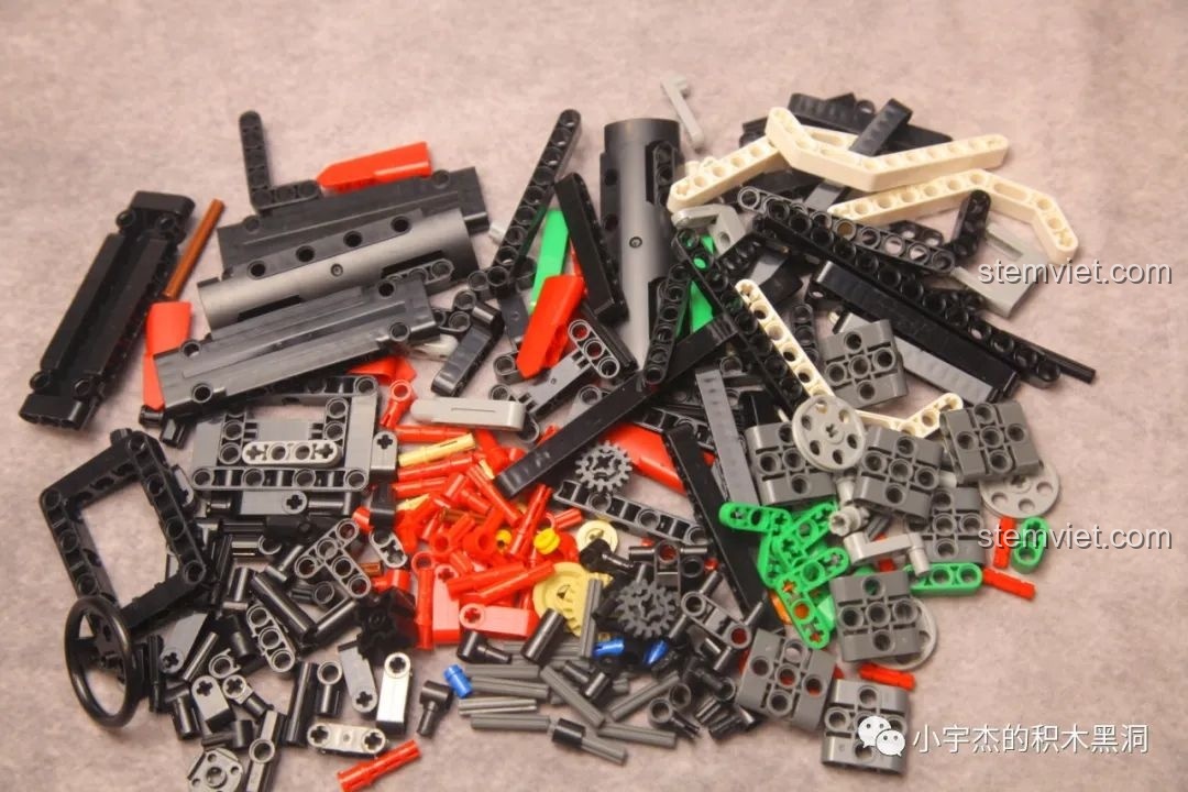 Toàn bộ chi tiết trong túi số 2 của bộ K-box 10222, sẵn sàng cho việc lắp ráp ghế ngồi và hệ thống lái.