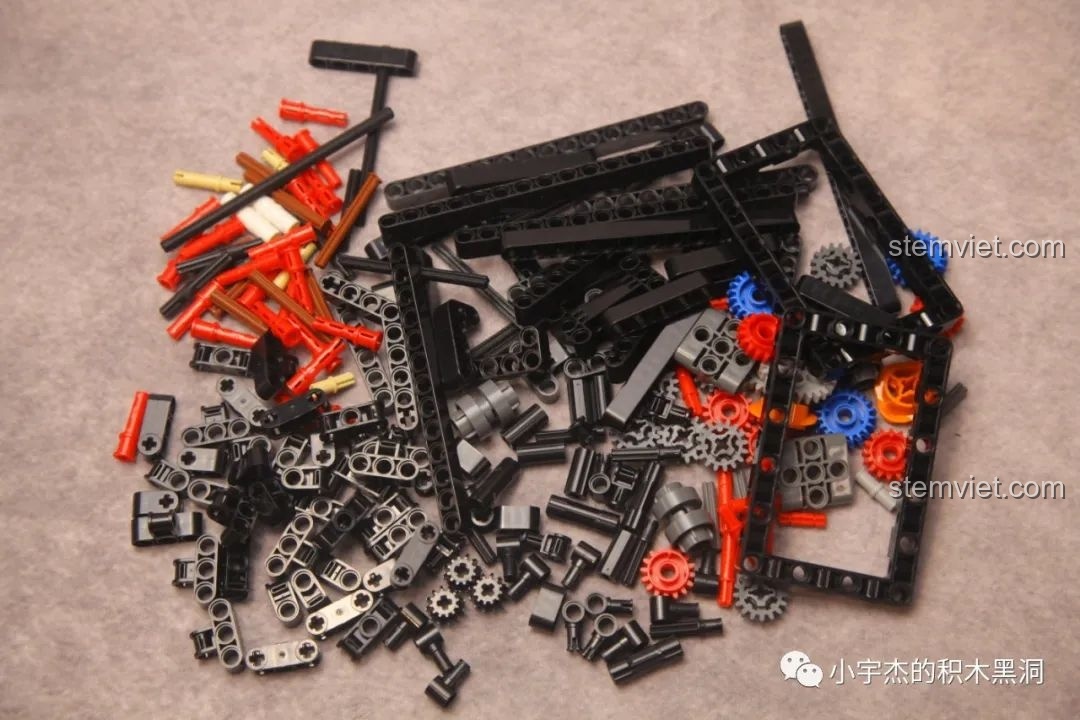 Các chi tiết technic phức tạp từ túi số 3, bao gồm nhiều bánh răng và trục nối cho hệ thống truyền động của xe.