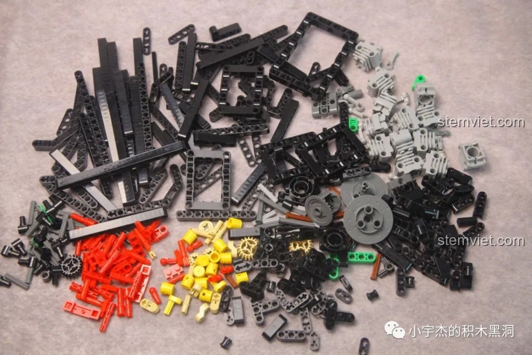 Các chi tiết trong túi số 4, bao gồm các khối động cơ, piston và các mảnh ghép màu sắc để tạo nên cỗ máy V12.