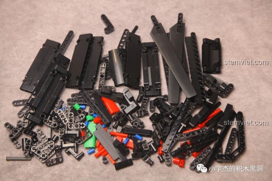 Các chi tiết trong túi số 5, chủ yếu là các tấm panel màu đen để tạo hình thân vỏ cho mô hình Lamborghini Veneno.