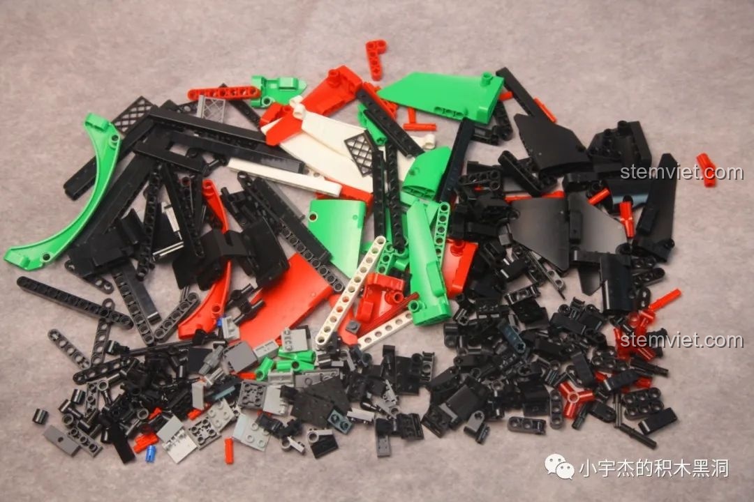 Các chi tiết trong túi số 7, bao gồm các panel màu trắng, xanh, đỏ để tạo thành dải màu cờ Ý trên mui xe.