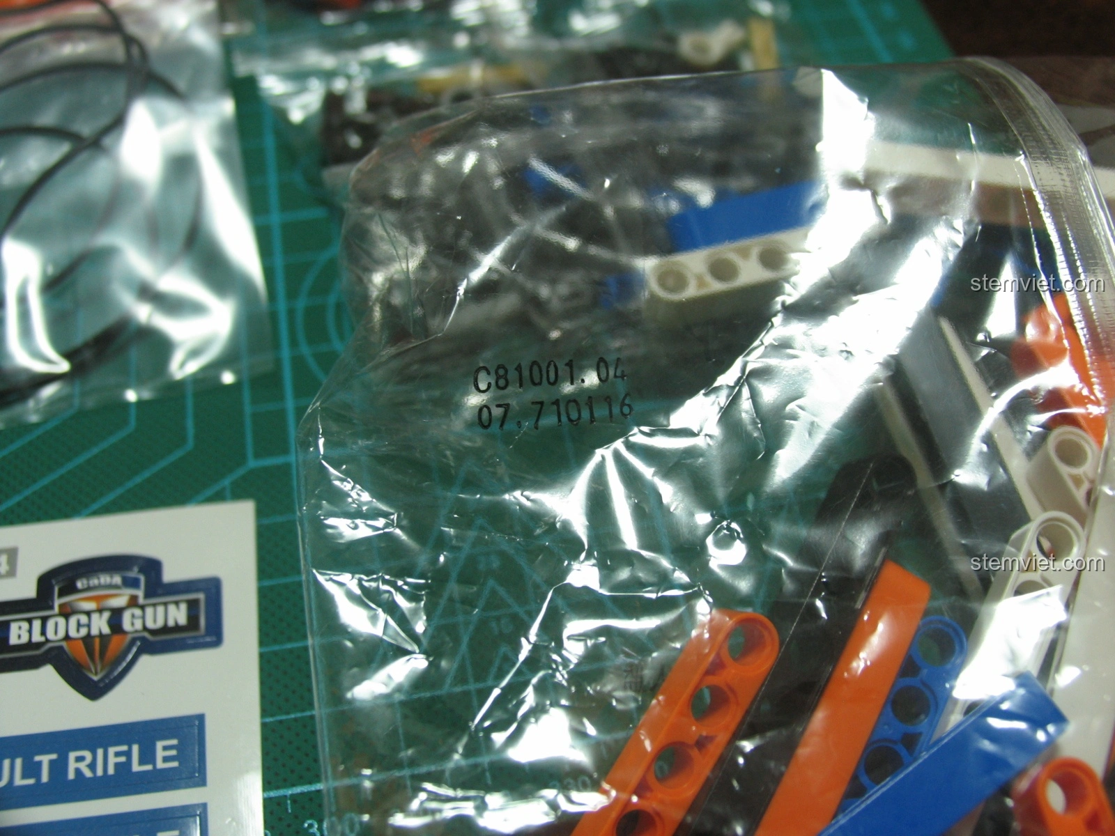 Cận cảnh số hiệu C81001-04 trên túi mảnh của bộ lắp ráp Súng AK-47 CaDA C81001, cho thấy sự phân loại ban đầu.