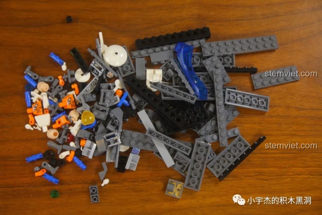 Các chi tiết trong túi số 1 của bộ GUDI 10803, bao gồm các mảnh ghép cho minifigures và khung xe.