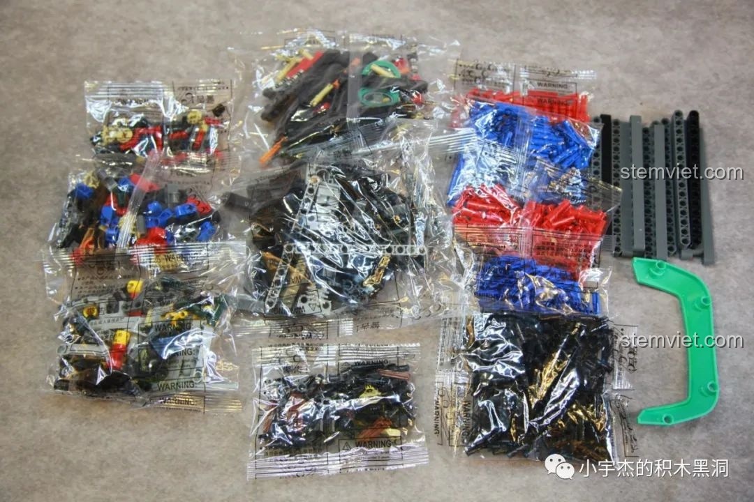 Các chi tiết trong túi số 1 của bộ lắp ráp K-Box 10505 được đổ ra để chuẩn bị lắp ráp.