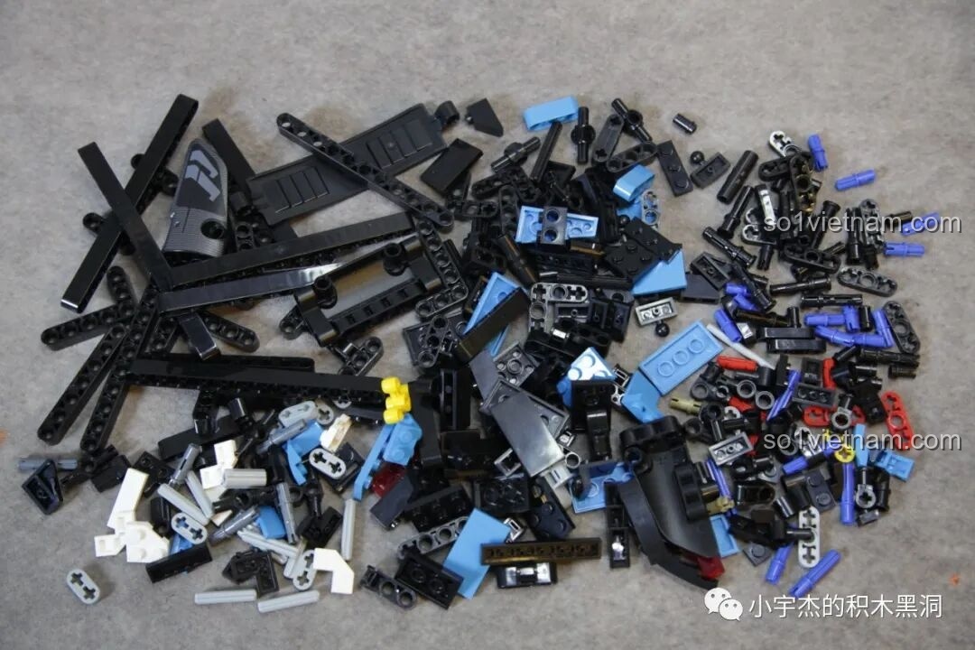 Các mảnh ghép từ túi số 1 của bộ PanlosBrick 673002, bao gồm các chi tiết khung và màu xanh.