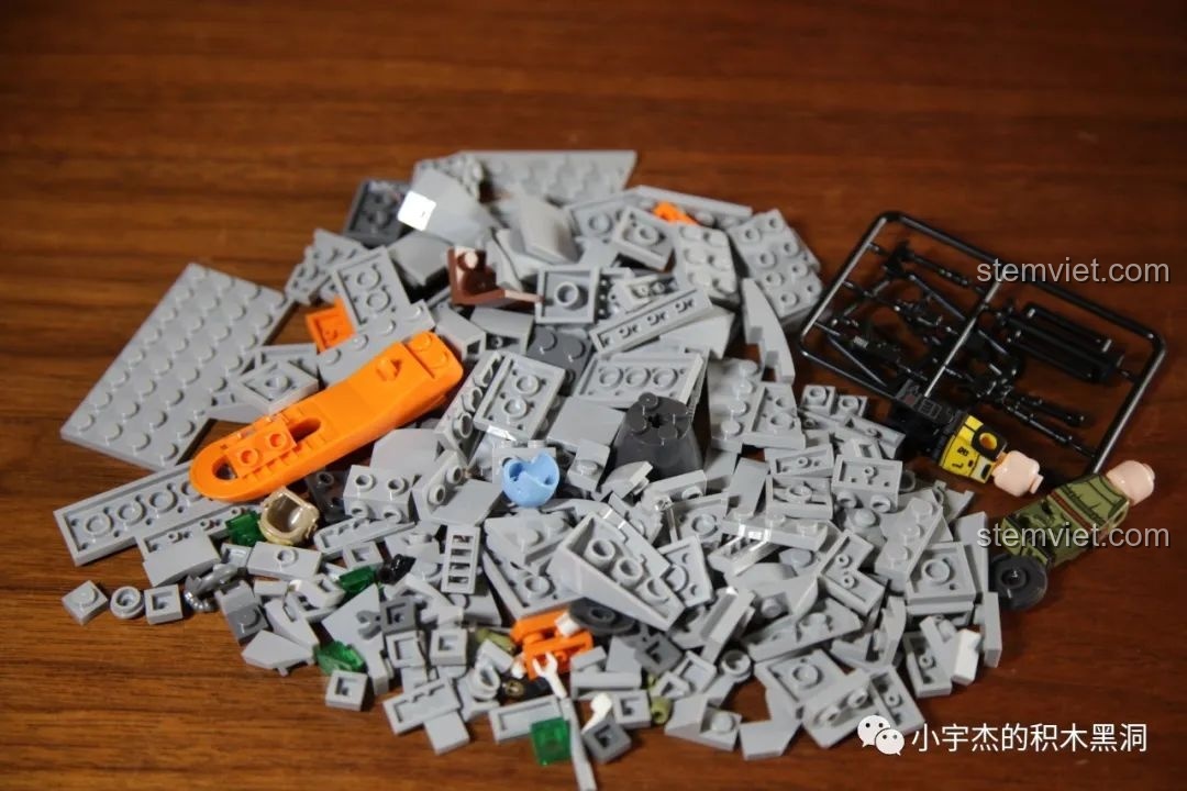 Toàn bộ chi tiết của túi số 1 từ bộ lắp ráp Tiêm kích hạm J-15 202037, sẵn sàng để lắp ráp.