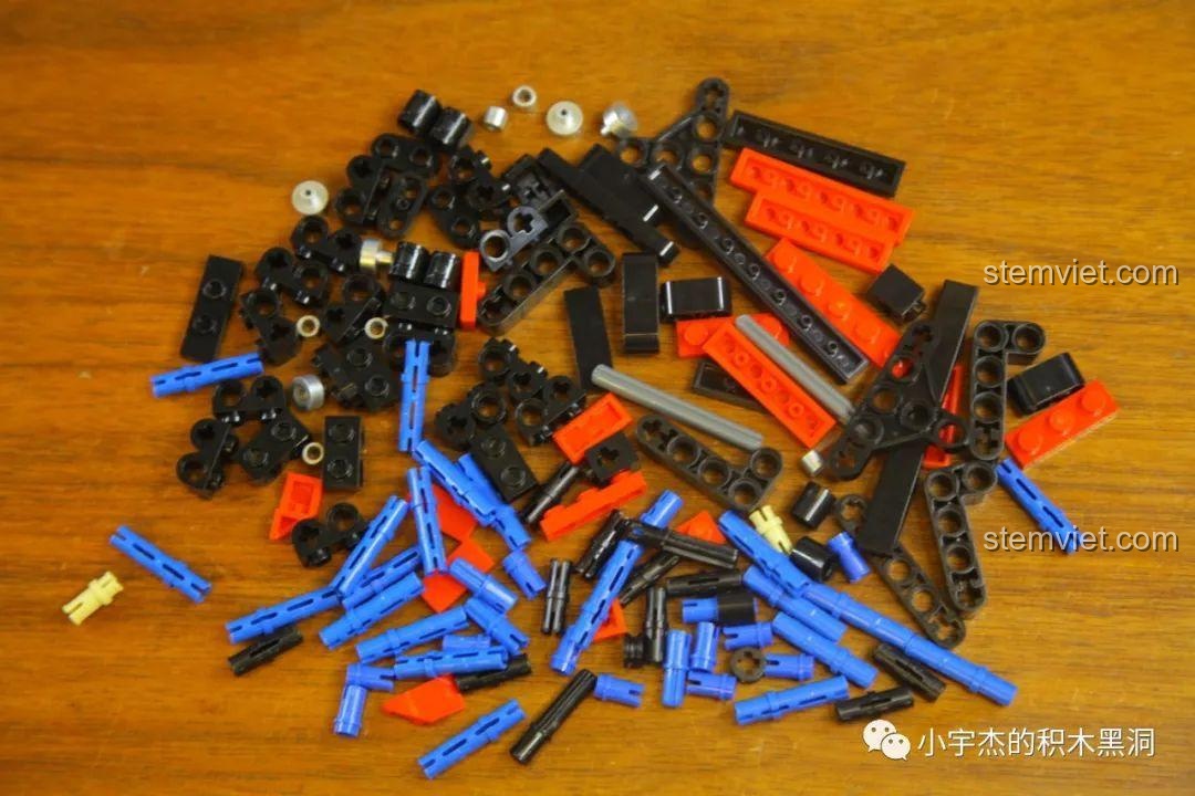 Các chi tiết của túi số 1 bộ xếp hình SEMBO 705701 Ferrari Dino 246 GTS được trải ra.