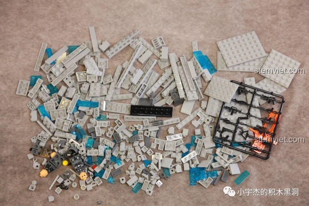 Toàn bộ 1027 chi tiết từ túi số 1 của bộ WOMA C0897 được đổ ra, sẵn sàng cho việc lắp ráp buồng lái.