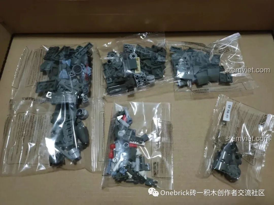 Các mảnh ghép trong túi số 2 của bộ CAYI 2254, bao gồm các bộ phận cánh, đuôi và vũ khí.