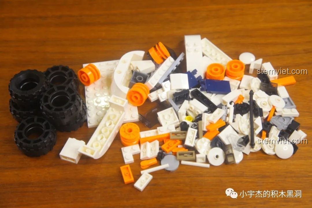 Toàn bộ các mảnh ghép trong túi số 2 của bộ GUDI 10802, bao gồm bánh xe, và các chi tiết thân xe.